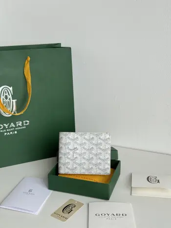 <p> 戈雅包短款</p><p>Goyard8格卡位包</p><p>质感直接拉到满分里面可放8-10张卡左右 </p><p>放现金 薄身不站位置 经典实用又耐看 </p><p>短夹想要拿出与别人不同且拥有深度品味的感觉 非他莫属 </p><p>size 11*9 cm </p><p>编号 3303</p>