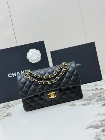 <p> 进口原厂皮    CHANEL顶级原单货 香奈儿 CIassic FIap CF经典金扣菱格羊皮穿链条 链条肩带 颗粒压花小羊皮女士手提包 可斜挎可单肩 采用进口金色五金 进口小羊皮材质 里外都是采用全羊皮 柔软度满满 耐磨不易划伤 经典菱格纹+复古金色五金 双CLogo点缀 细节超精致 型号 AS1113</p><p>尺寸  长23X宽6X高14.5cm </p>