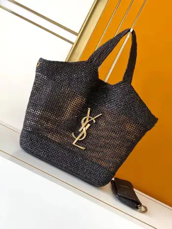 <p> 进口原厂皮    ICARE 拉菲草编包 </p><p>YSL 新品ICARE拉菲草系列 无疑是这个春夏最值得期待的单品 拉菲草 的设计独特 仿佛是大自然的馈赠 每一根都充满了生命力 它的颜色犹如春天的调色板  丰富而鲜明 让人一看就心生欢喜型号 772191 168700</p><p>尺寸 37-55x43x5cm.</p><p>眼镜包尺寸 21.7x16.9x2cm</p>