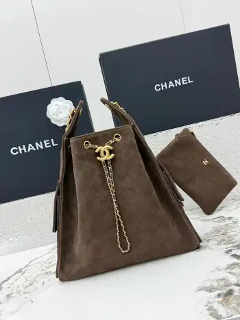 <p> 进口原厂皮    CHANEL 中号磨砂咖啡 原单货 香奈儿单肩包 25Bag 26C 金色双C Logo 菱格图案皮穿链条 鹿皮绒压花配牛皮 中号 经典复古金 秀场热门𝗁𝗈𝖻𝗈 设计独特 相当霸气的风格超大容量轻松装下日常所需 逛街 旅行都是超高值好伙伴尺寸 长40x宽15x高30cm </p>
