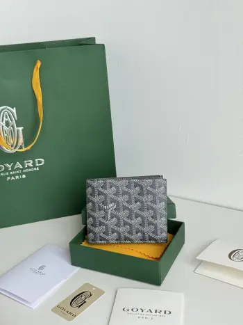 <p> 戈雅包短款</p><p>Goyard8格卡位包</p><p>质感直接拉到满分里面可放8-10张卡左右 </p><p>放现金 薄身不站位置 经典实用又耐看 </p><p>短夹想要拿出与别人不同且拥有深度品味的感觉 非他莫属 </p><p>size 11*9 cm </p><p>编号 3303</p>