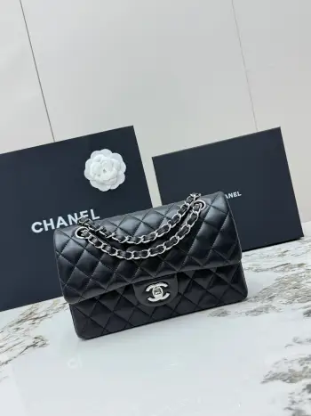 <p> 进口原厂皮    CHANEL顶级原单货 香奈儿 CIassic FIap CF经典银扣菱格羊皮穿链条 链条肩带 颗粒压花小羊皮女士手提包 可斜挎可单肩 采用进口银钢定制五金 进口小羊皮材质 里外都是采用全羊皮 柔软度满满 耐磨不易划伤 经典菱格纹+复古银色五金 双CLogo点缀 细节超精致 型号 AS1113</p><p>尺寸  长23X宽6X高14.5cm </p>