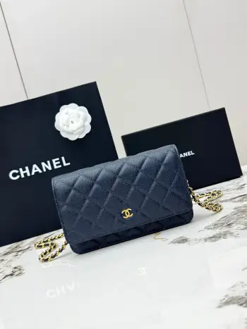 <p> 进口原厂皮    配盒 CHANEL发财包 大球纹金扣 顶级货 新品到货 全钢24K五金链条 专柜对版升级版磁扣𝑊𝑂𝐶压花鱼子酱进口小牛皮[666]经典升级全新磁扣 更便捷好用𝑤𝑒𝑙𝑙𝑒𝑡 𝑜𝑛 𝑐ℎ𝑎𝑖𝑛带链条的手拿包 可斜挎可单肩的包包 实在是太实用了 上身效果非常棒 女士们赶紧啦 又名 发财包 这么趣味的一款 一定会给你带来好运 〰 </p><p>型号 AP0250 </p>