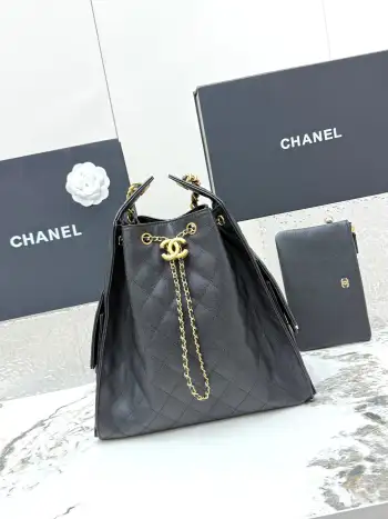 <p> 进口原厂皮    CHANEL 中号 原单货 香奈儿单肩包 25Bag 26C 金色双C Logo 菱格图案皮穿链条 颗粒压花进口鱼子酱球纹小牛皮 中号 经典黑金 秀场热门𝗁𝗈𝖻𝗈 设计独特 相当霸气的风格超大容量轻松装下日常所需 逛街 旅行都是超高值好伙伴尺寸 长40x宽15x高30cm </p>