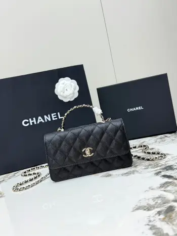 <p> 进口原厂皮     配盒 CHANEL香奈儿26C珍珠手柄出货啦 金色金属锁扣 精致手柄设计更显时尚 颗粒球纹进口牛皮配金属复古五金  质感耐磨耐用 经典设计风格 百搭实用 可手提可斜垮可单肩 真的很精致哦  高颜值 小巧 越来越爱这个链条包了 随手拎着都很美腻啦 搭配任何衣服都能让你绝绝美 这季新品让人很惊喜  </p><p>型号 AP4939  </p>