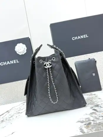 <p> 进口原厂皮    CHANEL 中号 原单货 香奈儿单肩包 25Bag 26C 银色双C Logo 菱格图案皮穿链条 颗粒压花进口鱼子酱球纹小牛皮 中号 经典黑银 秀场热门𝗁𝗈𝖻𝗈 设计独特 相当霸气的风格超大容量轻松装下日常所需 逛街 旅行都是超高值好伙伴尺寸 长40x宽15x高30cm </p>