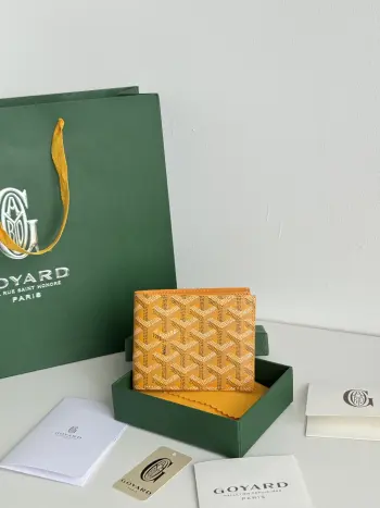 <p> 戈雅包短款</p><p>Goyard8格卡位包</p><p>质感直接拉到满分里面可放8-10张卡左右 </p><p>放现金 薄身不站位置 经典实用又耐看 </p><p>短夹想要拿出与别人不同且拥有深度品味的感觉 非他莫属 </p><p>size 11*9 cm </p><p>编号 3303</p>