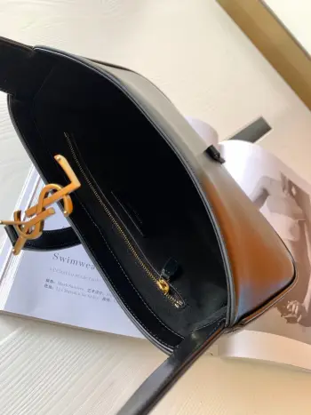 <p> 进口原厂皮     𝑳𝑬 5 𝐀  7  今年火到爆炸的腋下包 包身轮廓简洁 立体 看上去硬挺却不会太凌厉 </p><p>搭配上品牌标志性的插入式包扣 整体给人一种既经典优雅 又很时髦现代的独特气质 </p><p>尺寸 24.5x16x6cm</p><p>型号 657228   </p>