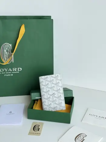 <p> Goyard戈雅 Goyardine Canvas   Vauzelles Calfskin</p><p>编号 3302</p><p>可作情侣款 送人自用都yyds </p><p>6个卡槽+二个夹层 外出旅游出行 小巧便携 外观好看</p><p>材质 goyarine帆布和Vauzelles小牛皮</p><p>尺寸 长8*高11</p>