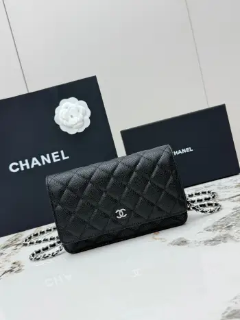 <p> 进口原厂皮    配盒 CHANEL发财包 大球纹银扣 顶级货 新品到货 全钢24K五金链条 专柜对版升级版磁扣𝑊𝑂𝐶压花鱼子酱进口小牛皮[666]经典升级全新磁扣 更便捷好用𝑤𝑒𝑙𝑙𝑒𝑡 𝑜𝑛 𝑐ℎ𝑎𝑖𝑛带链条的手拿包 可斜挎可单肩的包包 实在是太实用了 上身效果非常棒 女士们赶紧啦 又名 发财包 这么趣味的一款 一定会给你带来好运 〰 </p><p>型号 AP0250 </p>
