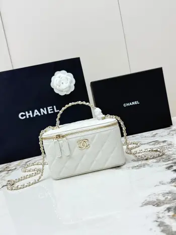 <p> 进口原厂皮     配盒 CHANEL香奈儿化妆包26C珍珠手柄出货啦 金色双C金属链条 精致手柄设计更显时尚 颗粒球纹进口牛皮配金属复古五金  质感耐磨耐用 经典设计风格 百搭实用 可手提可斜垮可单肩 真的很精致哦  高颜值 小巧 越来越爱这个链条包了 随手拎着都很美腻啦 搭配任何衣服都能让你绝绝美 这季新品让人很惊喜  </p><p>型号 AP4940</p>