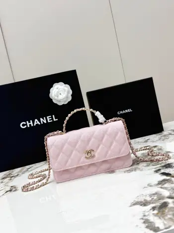 <p> 进口原厂皮     配盒 CHANEL香奈儿26C珍珠手柄出货啦 金色金属锁扣 精致手柄设计更显时尚 颗粒球纹进口牛皮配金属复古五金  质感耐磨耐用 经典设计风格 百搭实用 可手提可斜垮可单肩 真的很精致哦  高颜值 小巧 越来越爱这个链条包了 随手拎着都很美腻啦 搭配任何衣服都能让你绝绝美 这季新品让人很惊喜  </p><p>型号 AP4939  </p>