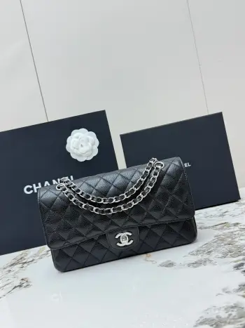 <p> 进口原厂皮    CHANEL顶级原单货 香奈儿 CIassic FIap CF经典银扣菱格牛皮穿链条 链条肩带 颗粒压花球纹小牛皮女士手提包 可斜挎可单肩 采用进口银钢定制五金 进口小牛皮材质 里外都是采用全皮 柔软度满满 耐磨不易划伤 经典菱格纹+复古银色五金 双CLogo点缀 细节超精致 型号 AS1112</p><p>尺寸  长25X宽6X高14.5cm </p>