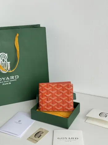 <p> 戈雅包短款</p><p>Goyard8格卡位包</p><p>质感直接拉到满分里面可放8-10张卡左右 </p><p>放现金 薄身不站位置 经典实用又耐看 </p><p>短夹想要拿出与别人不同且拥有深度品味的感觉 非他莫属 </p><p>size 11*9 cm </p><p>编号 3303</p>