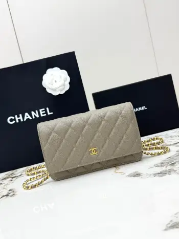 <p> 进口原厂皮    配盒 CHANEL发财包 大球纹金扣 顶级货 新品到货 全钢24K五金链条 专柜对版升级版磁扣𝑊𝑂𝐶压花鱼子酱进口小牛皮[666]经典升级全新磁扣 更便捷好用𝑤𝑒𝑙𝑙𝑒𝑡 𝑜𝑛 𝑐ℎ𝑎𝑖𝑛带链条的手拿包 可斜挎可单肩的包包 实在是太实用了 上身效果非常棒 女士们赶紧啦 又名 发财包 这么趣味的一款 一定会给你带来好运 〰 </p><p>型号 AP0250 </p>
