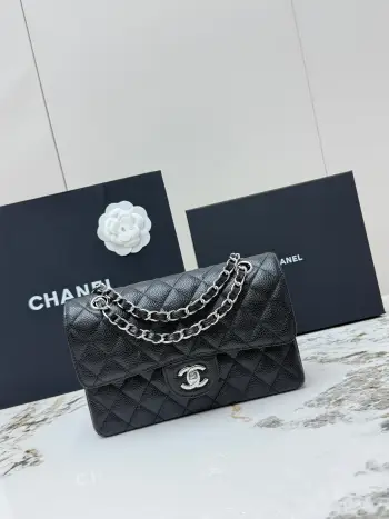 <p> 进口原厂皮    CHANEL顶级原单货 香奈儿 CIassic FIap CF经典银扣菱格牛皮穿链条 链条肩带 颗粒压花球纹小牛皮女士手提包 可斜挎可单肩 采用进口银钢定制五金 进口牛皮材质 里外都是全皮 柔软度满满 耐磨不易划伤 经典菱格纹+复古银色五金 双CLogo点缀 细节超精致 型号 AS1113</p><p>尺寸  长23X宽6X高14.5cm </p>