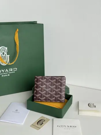 <p> 戈雅包短款</p><p>Goyard8格卡位包</p><p>质感直接拉到满分里面可放8-10张卡左右 </p><p>放现金 薄身不站位置 经典实用又耐看 </p><p>短夹想要拿出与别人不同且拥有深度品味的感觉 非他莫属 </p><p>size 11*9 cm </p><p>编号 3303</p>