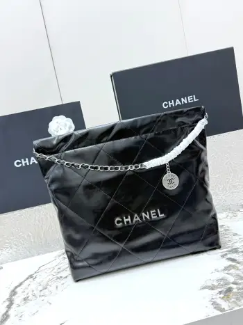 <p> 进口原厂皮    CHANEL 中号垃圾袋 香奈儿顶级原单货23A 22bag水桶包春夏火爆经典永不过时的垃圾袋 银标菱形格纹抽绳开合链条亮面油蜡小牛皮可斜挎可单肩 本季最火最值得入手的系列 它的名字叫22 bag 小香凡是以数字命名的都必火爆也一定会成为经典超级时尚和大气 非常好搭配 型号 AS3261</p><p>尺寸 长42x宽8x高36cm </p>