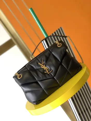 <p> 进口原厂皮     𝙇𝙤𝙪𝙇𝙤𝙪 𝙥𝙪𝙛𝙛𝙚𝙧 中号29CM</p><p>LOULOU PUFFER 绗缝小羊皮包 原厂正品皮制作 手感柔软细腻 犹如怀抱云朵  般的感受 经典的Y家logo 链条及扣眼五金均采用巴金哑光银五金 包袋开口处折叠后使用了磁性四合扣封口 密闭性及安全性一流 包内设有一个拉链内袋可放置手机及贵重物品 除此之外无多余内袋设计 使用起来随心所欲 尺寸 29x17x11cm  型号 577476 </p>