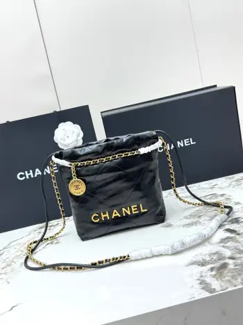 <p> 进口原厂皮    CHANEL 迷你垃圾袋 香奈儿顶级原单货23A 22bag水桶包mini春夏火爆经典永不过时的垃圾袋 金标菱形格纹抽绳开合链条亮面油蜡小牛皮可斜挎可单肩 本季最火最值得入手的系列 它的名字叫22 bag 小香凡是以数字命名的都必火爆也一定会成为经典超级时尚和大气 非常好搭配 型号 AS3980 </p><p>尺寸 长19x宽6x高20cm </p>