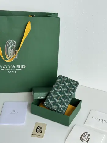 <p> Goyard戈雅 Goyardine Canvas   Vauzelles Calfskin</p><p>编号 3302</p><p>可作情侣款 送人自用都yyds </p><p>6个卡槽+二个夹层 外出旅游出行 小巧便携 外观好看</p><p>材质 goyarine帆布和Vauzelles小牛皮</p><p>尺寸 长8*高11</p>