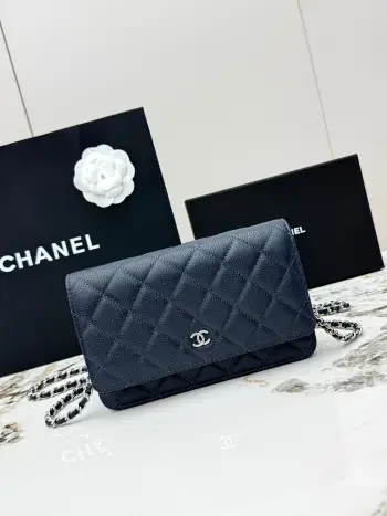 <p> 进口原厂皮    配盒 CHANEL发财包 大球纹银扣 顶级货 新品到货 全钢24K五金链条 专柜对版升级版磁扣𝑊𝑂𝐶压花鱼子酱进口小牛皮[666]经典升级全新磁扣 更便捷好用𝑤𝑒𝑙𝑙𝑒𝑡 𝑜𝑛 𝑐ℎ𝑎𝑖𝑛带链条的手拿包 可斜挎可单肩的包包 实在是太实用了 上身效果非常棒 女士们赶紧啦 又名 发财包 这么趣味的一款 一定会给你带来好运 〰 </p><p>型号 AP0250 </p>