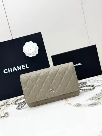<p> 进口原厂皮    配盒 CHANEL发财包 大球纹银扣 顶级货 新品到货 全钢24K五金链条 专柜对版升级版磁扣𝑊𝑂𝐶压花鱼子酱进口小牛皮[666]经典升级全新磁扣 更便捷好用𝑤𝑒𝑙𝑙𝑒𝑡 𝑜𝑛 𝑐ℎ𝑎𝑖𝑛带链条的手拿包 可斜挎可单肩的包包 实在是太实用了 上身效果非常棒 女士们赶紧啦 又名 发财包 这么趣味的一款 一定会给你带来好运 〰 </p><p>型号 AP0250 </p>