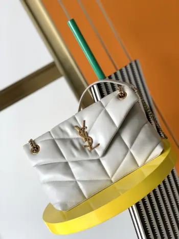 <p> 进口原厂皮     𝙇𝙤𝙪𝙇𝙤𝙪 𝙥𝙪𝙛𝙛𝙚𝙧 中号29CM</p><p>LOULOU PUFFER 绗缝小羊皮包 原厂正品皮制作 手感柔软细腻 犹如怀抱云朵  般的感受 经典的Y家logo 链条及扣眼五金均采用巴金哑光银五金 包袋开口处折叠后使用了磁性四合扣封口 密闭性及安全性一流 包内设有一个拉链内袋可放置手机及贵重物品 除此之外无多余内袋设计 使用起来随心所欲 尺寸 29x17x11cm  型号 577476 </p>