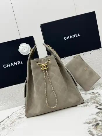 <p> 进口原厂皮    CHANEL 中号磨砂灰 原单货 香奈儿单肩包 25Bag 26C 金色双C Logo 菱格图案皮穿链条 鹿皮绒压花配牛皮 中号 经典复古金 秀场热门𝗁𝗈𝖻𝗈 设计独特 相当霸气的风格超大容量轻松装下日常所需 逛街 旅行都是超高值好伙伴尺寸 长40x宽15x高30cm </p>
