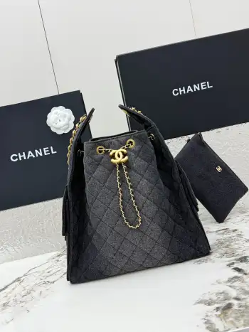 <p> 进口原厂皮    CHANEL 中号牛仔布 原单货 香奈儿单肩包 25Bag 26C 金色双C Logo 菱格图案皮穿链条 颗粒压花进口牛仔布配小牛皮 中号 经典蓝布 秀场热门𝗁𝗈𝖻𝗈 设计独特 相当霸气的风格超大容量轻松装下日常所需 逛街 旅行都是超高值好伙伴尺寸 长40x宽15x高30cm </p>