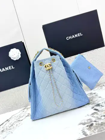 <p> 进口原厂皮    CHANEL 中号牛仔布 原单货 香奈儿单肩包 25Bag 26C 金色双C Logo 菱格图案皮穿链条 颗粒压花进口牛仔布配小牛皮 中号 经典蓝布 秀场热门𝗁𝗈𝖻𝗈 设计独特 相当霸气的风格超大容量轻松装下日常所需 逛街 旅行都是超高值好伙伴尺寸 长40x宽15x高30cm </p>