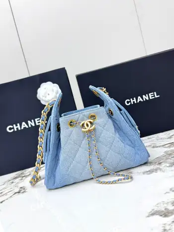 <p> 进口原厂皮    CHANEL 迷你牛仔布 原单货 香奈儿单肩包 25Bag 26C 金色双C Logo 菱格图案皮穿链条 颗粒压花进口牛仔布 𝗆𝗂𝗇𝗂 经典黑金 秀场热门𝗁𝗈𝖻𝗈 设计独特 相当霸气的风格超大容量轻松装下日常所需 逛街 旅行都是超高值好伙伴  尺寸 长22x宽12.5x高20cm </p>