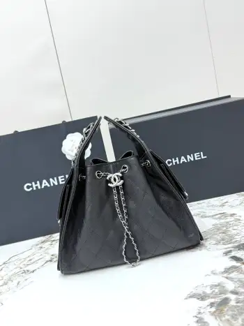 <p> 进口原厂皮    CHANEL 小号 原单货 香奈儿单肩包 25Bag 26C 银色双C Logo 菱格图案皮穿链条 颗粒压花进口鱼子酱球纹小牛皮 小号 经典黑银 秀场热门𝗁𝗈𝖻𝗈 设计独特 相当霸气的风格超大容量轻松装下日常所需 逛街 旅行都是超高值好伙伴尺寸 长30x宽14x高26cm </p>