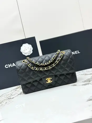 <p> 进口原厂皮    CHANEL顶级原单货 香奈儿 CIassic FIap CF经典金扣菱格牛皮穿链条 链条肩带 颗粒压花球纹小牛皮女士手提包 可斜挎可单肩 采用进口金钢定制五金 进口小牛皮材质 里外都是采用全皮 柔软度满满 耐磨不易划伤 经典菱格纹+复古银色五金 双CLogo点缀 细节超精致 型号 AS1112</p><p>尺寸  长25X宽6X高14.5cm </p>