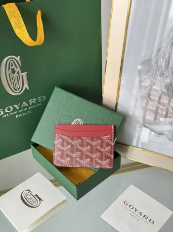 <p> 卡夹的设计小巧紧凑 其中部口袋可存放卡片 证件或折叠的纸钞 袖珍小巧的设计正好适合放入夹克或裤子口袋 </p><p>编号 3301</p><p>尺寸 10.5 cm x 0.2 cm x 7 cm</p>