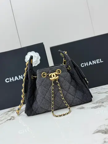 <p> 进口原厂皮    CHANEL 迷你牛仔布 原单货 香奈儿单肩包 25Bag 26C 金色双C Logo 菱格图案皮穿链条 颗粒压花进口牛仔布 𝗆𝗂𝗇𝗂 经典黑金 秀场热门𝗁𝗈𝖻𝗈 设计独特 相当霸气的风格超大容量轻松装下日常所需 逛街 旅行都是超高值好伙伴  尺寸 长22x宽12.5x高20cm </p>