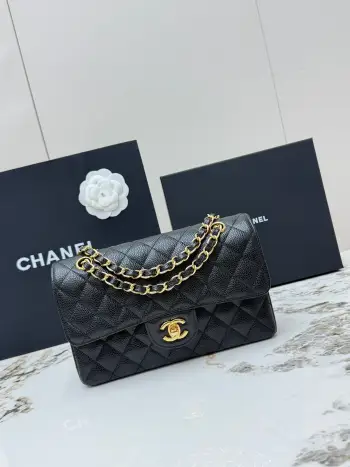 <p> 进口原厂皮    CHANEL顶级原单货 香奈儿 CIassic FIap CF经典金扣菱格牛皮穿链条 链条肩带 颗粒压花球纹小牛皮女士手提包 可斜挎可单肩 采用进口金扣定制五金 进口牛皮材质 里外都是全皮 柔软度满满 耐磨不易划伤 经典菱格纹+复古金色五金 双CLogo点缀 细节超精致 型号 AS1113</p><p>尺寸  长23X宽6X高14.5cm </p>