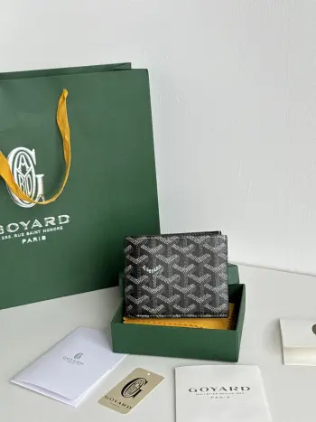 <p> 戈雅包短款</p><p>Goyard8格卡位包</p><p>质感直接拉到满分里面可放8-10张卡左右 </p><p>放现金 薄身不站位置 经典实用又耐看 </p><p>短夹想要拿出与别人不同且拥有深度品味的感觉 非他莫属 </p><p>size 11*9 cm </p><p>编号 3303</p>