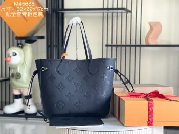 <p> 163 芯片  特级全钢五金 原厂皮 M45685 黑色皮料是意大利A级皮料是在于品质 五金 面料 手工 油边 A级出品 图片跟产品一致丶配全套包装.尺寸:32x29x17CM</p>