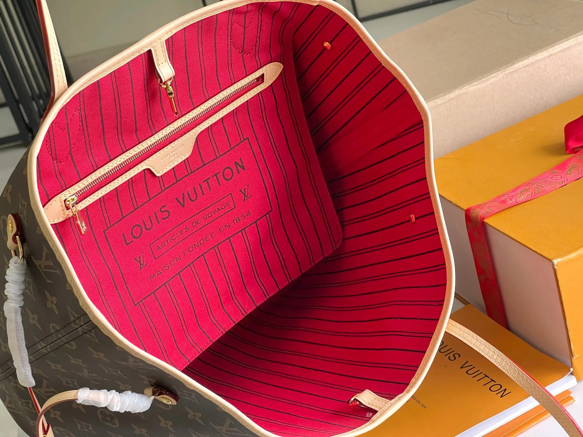 Louis Vuitton M46987 Italy A-level old flower red leather handbag shoulder bag - Detail view 9