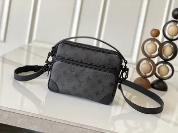 <p> 独家实拍 M26783 本款 Nil 斜挎包以 Monogram Midnight 涂层帆布摩登演绎 Monogram 图案 Monogram 花卉及 LV 字母 雅致配色烘托内敛复古构型 可拆卸顶部手柄与肩带提供多样背携选择 </p><p>17.5 x 11 x 25 厘米</p><p>(高 x 宽 x 长度)</p><p>Monogram Midnight 涂层帆布</p><p>牛皮革饰边</p><p>织物内衬</p><p>金属件</p><p>拉链开合</p><p>拉链前袋</p><p>主隔层</p><p>内贴袋</p><p>肩带 可拆卸 可调节</p><p>包带半长 49.0 厘米</p><p>包带半长可调至 59.0 厘米</p><p>手柄 单手柄 可拆卸</p>