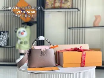 <p> 特级精品原厂皮 M99336mini深咖配蟒蛇金扣 CAPUCINES 手袋 春季款 Capucines BB 手袋浸染柔和色调 再令手柄和 LV 标识释放蟒蛇皮的异域风情 可拆卸宽肩带和顶部手柄实现多种背携方式 昼夜场合皆宜 </p><p>详细特征21.0 x 14.0 x 8.0 cm</p>