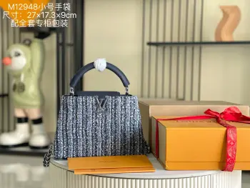 <p> 163 芯片  特级精品原厂皮 M12948小号 蓝白花呢亮片CapucinesBB手袋本季讲述全新的Capucines故事 精致的金属色Monogram花卉饰带 使此款经典手袋散发出更加柔美的气质 精致的白色包身搭配金色花冠装饰 优雅而实用 </p><p>详细特征27x 17x9cm</p>