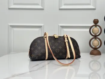 <p> Squire East West 手袋 M28953 老花</p><p> 致敬 1934 年诞生的 Alma 手袋前身 以 Monogram 帆布和皮革饰边打造都市通勤之选 内设贴袋和充裕空间 方便存放手机 卡夹或其他用品 耀目挂锁再添考究细节 </p><p>尺寸  29 x 14 x 8 厘米 </p>