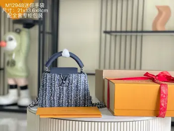 <p> 163 芯片  特级精品原厂皮 M12948 迷你 蓝白花呢亮片CapucinesBB手袋本季讲述全新的Capucines故事 精致的金属色Monogram花卉饰带 使此款经典手袋散发出更加柔美的气质 精致的白色包身搭配金色花冠装饰 优雅而实用 </p><p>详细特征21x 13x8cm</p>