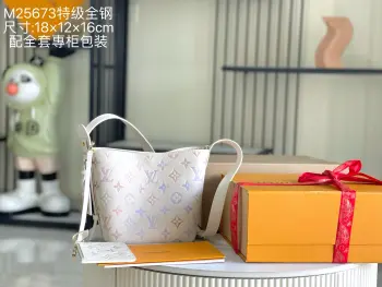 <p> 163 芯片  特级全钢五金 原厂皮 M25673 紫色奶油白 皮料是意大利A级皮料是在于品质 五金 面料 手工 油边 A级出品 图片跟产品一致丶配全套包装.尺寸:16x18x12CM </p>