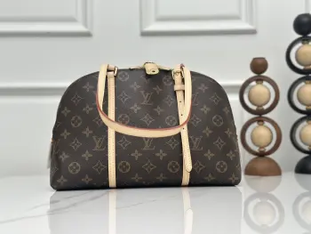 <p> SQUIRE 小号手袋M28951</p><p>本款 Squire 手袋致敬 1934 年诞生的 Alma 手袋前身 以 Monogram 帆布和牛皮革饰边打造都市通勤之选 恰宜尺寸可收纳平板电脑和其他日常所需 耀目挂锁等金属件回溯品牌传统硬箱素 </p><p>尺寸 30 x 20 x 10 厘米 </p><p>(长度 x 高 x 宽)</p>