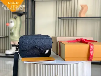 <p> 163 芯片  特级全钢五金 原厂皮 M23742 皮料是意大利A级皮料是在于品质 五金 面料 手工 油边 A级出品 图片跟产品一致丶配全套包装.尺寸:24x17x5CM </p>