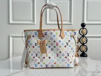 <p> M27787白彩购物袋 163芯片</p><p> 本款 Neverfull 中号手袋取材出自路易威登 x 村上隆再版系列 选用缤纷 Monogram 涂层帆布塑造精巧构型 以日本艺术家村上隆的灵动风格巧妙重绎品牌经典素 托特包为两侧饰带无论束紧或舒展 均可展现别样风采 纤细手柄方便肩背或肘挎 可拆卸拉链袋可用作手拿包或口袋 28 x 14 x 31 厘米</p><p>(高 x 宽 x 长度)</p>