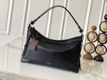<p> 独家实拍 M28160  這款LV Vibe系列呈獻這款Carryall East West 巧妙地將經典細節與現代廓形融為一體 袋身以柔軟小羊皮精心打造 配以標誌性Monogram圖案飾邊 並附有向品牌致敬的經典硬箱行李吊牌 寬敞容量足以收納日常所需 袋身設有可拆式肩帶 可作斜孭 單肩或手提攜帶 展現非凡品味 36 x 19 x 10 厘米 (長度 x 高度 x 闊度) </p>